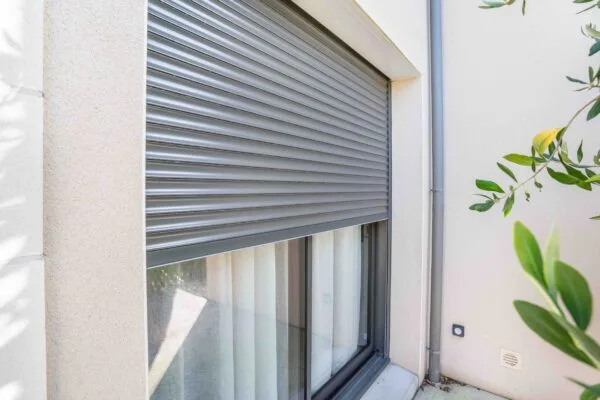 Volet traditionnel coloris gris anthracite TBS PRO