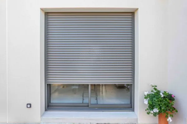 Volet traditionnel coloris gris anthracite TBS PRO